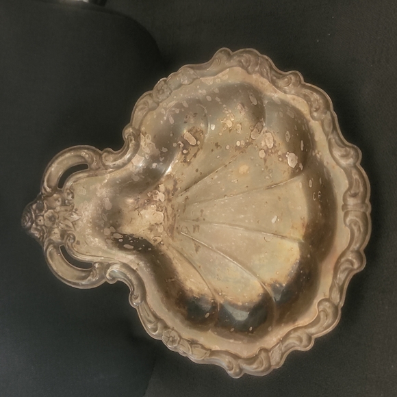 INTERNATIONAL SILVER COMP. SILVER PLATE COUNTESS SHELL SERVING TRAY. - Picture 1 of 7